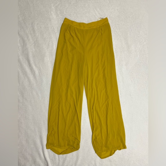 Fashion Nova 2 piece Halter Crop Top & Pants - Picture 3 of 3